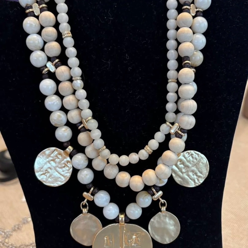 Chic White and Gold Beaded Necklace